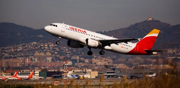 Iberia Airbus A320 EC-LRG despega desde el Aeropuerto de Barcelona — Foto de Stock