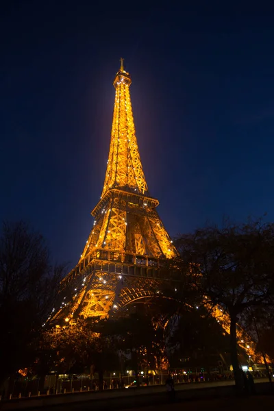 Eiffeltoren op zonsondergang hemel achtergrond — Stockfoto