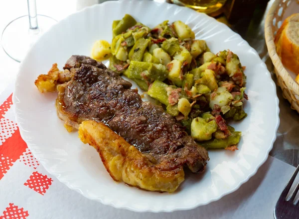 Delicious entrecote with a garnish of vegetables — Stock Photo, Image