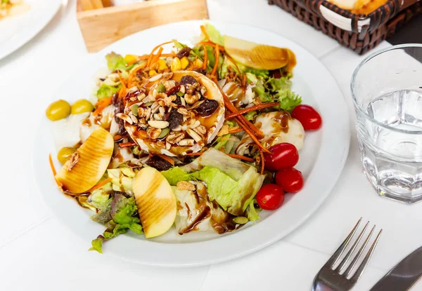 Armutlu keçi peynirli salata. — Stok fotoğraf