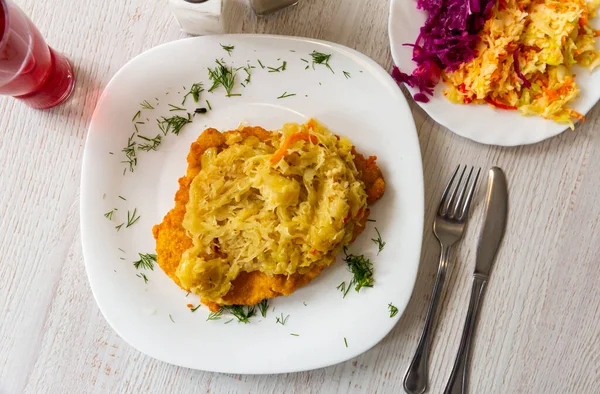 Filet de porc à la choucroute, cuisine polonaise — Photo