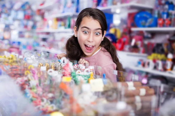 Chica con boca abierta la compra de dulces dulces —  Fotos de Stock