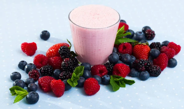 Batido de frambuesa con bayas frescas — Foto de Stock