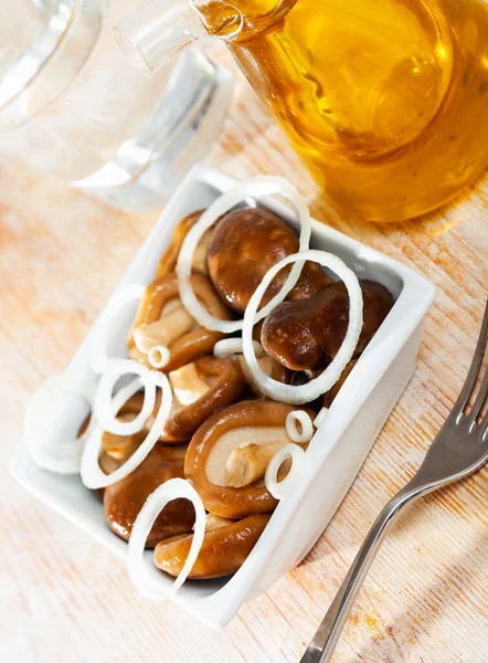 Eingelegte Pilze Shiitake mit Zwiebeln Nahaufnahme — Stockfoto
