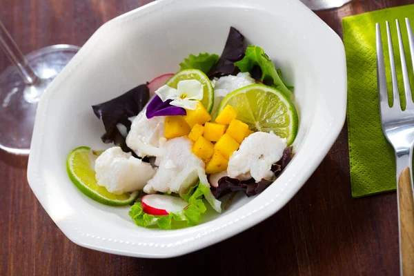 Cevada de pescada com manga e limão — Fotografia de Stock