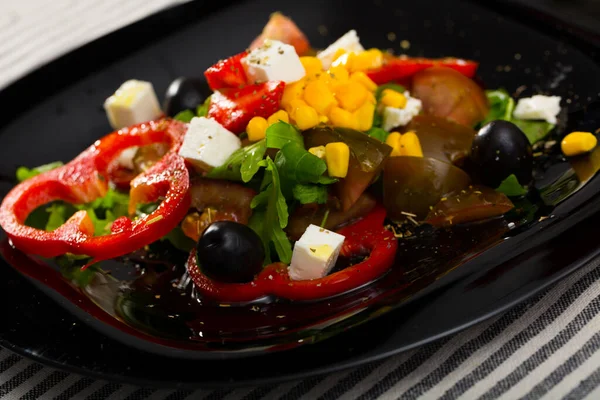 Frischer Salat mit Gemüse, Erdbeeren und Feta-Käse — Stockfoto