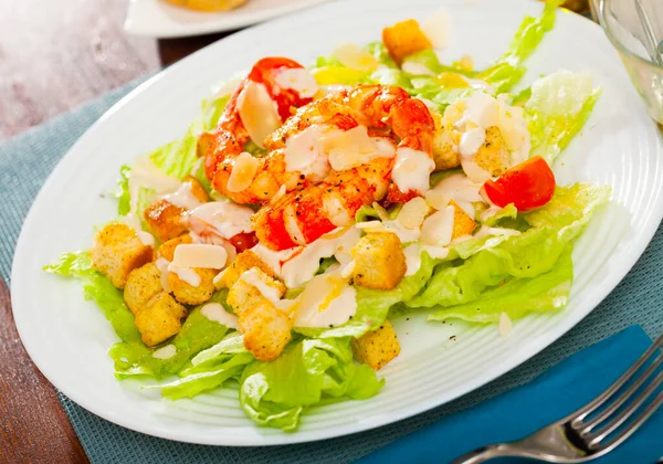 Salada Caesar com camarões, alface, molho e queijo, ninguém — Fotografia de Stock