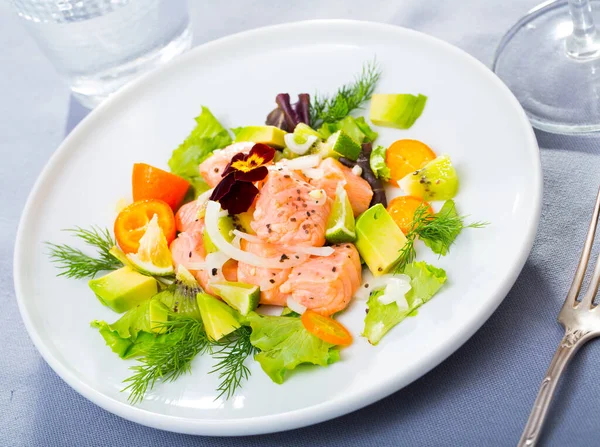 Avokado, kimyon ve çiçekli yeşil dereotlu somondan Ceviche — Stok fotoğraf