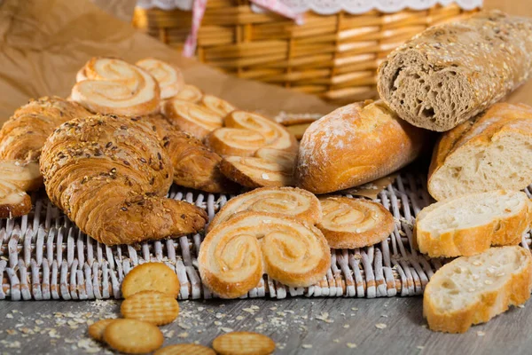 Baked goods on wicker mat — Stock Photo, Image
