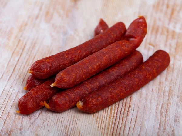 Salsichas tirolesas apetitosas na mesa de madeira — Fotografia de Stock