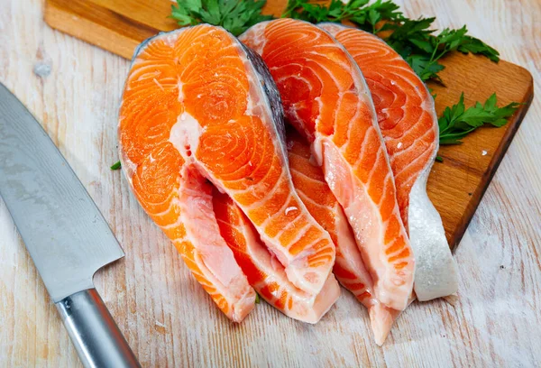 Filé de salmão cru. Alimentos saudáveis — Fotografia de Stock