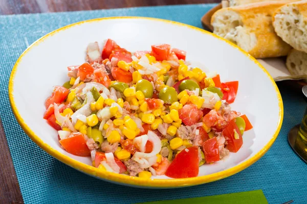 Salada com conservas de atum, azeitonas e milho — Fotografia de Stock