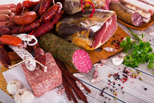 Variedad de carnes en la mesa —  Fotos de Stock
