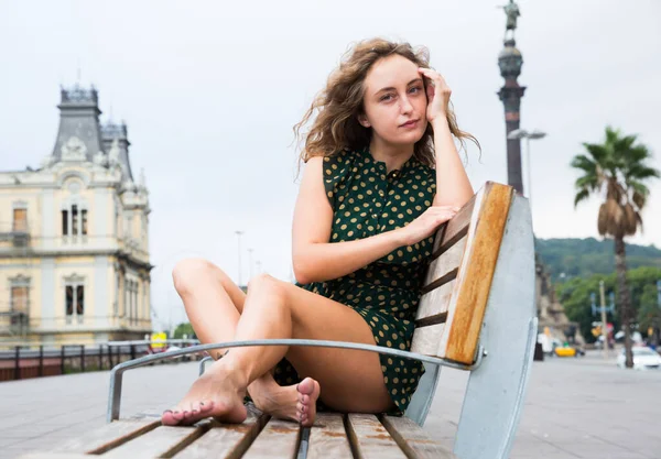 Sexy menina turista no vestido sentado no madeira banco no centro de Barcelona — Fotografia de Stock