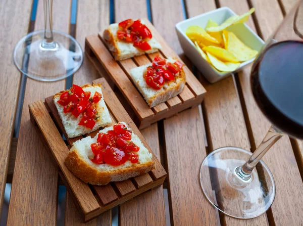 Bruschetta italiana con tomate y patatas fritas servidas con vino — Foto de Stock