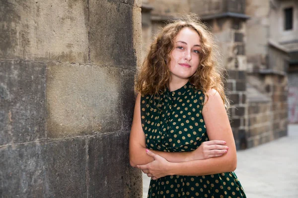 Jeune femme sexy en robe debout près du mur de pierre dans le centre historique — Photo