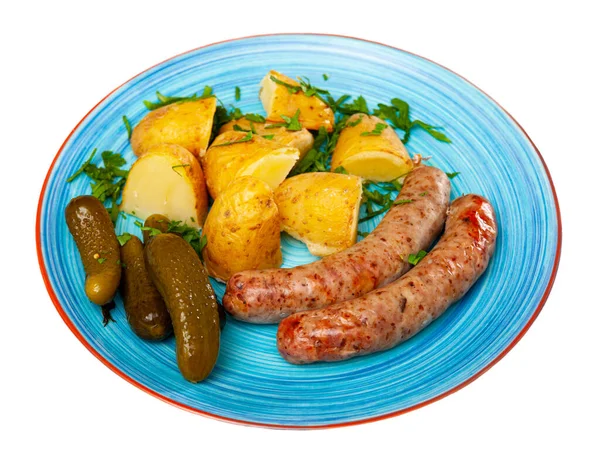 Saucisses grillées aux pommes de terre bouillies et cornichons — Photo