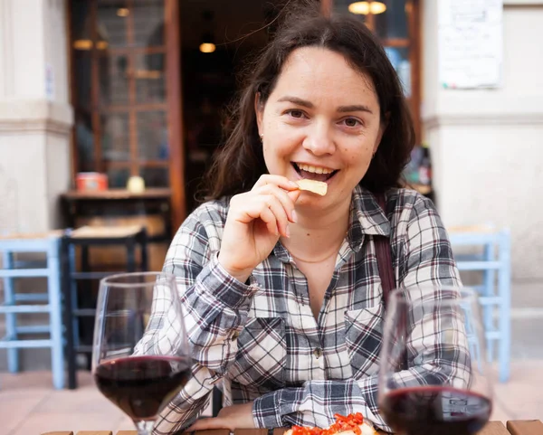 Donna che si gode il vino con patatine e bruschette al ristorante all'aperto — Foto Stock