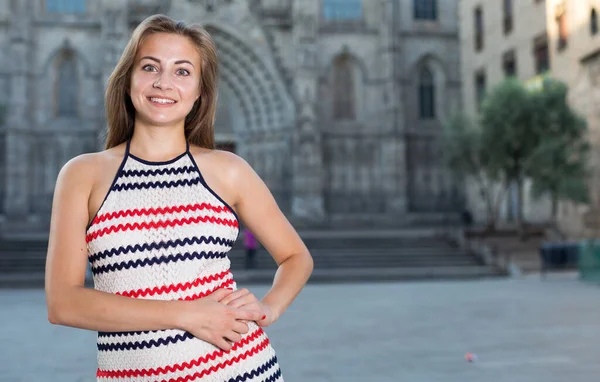 Şen şakrak poz veren neşeli kadın portresi — Stok fotoğraf