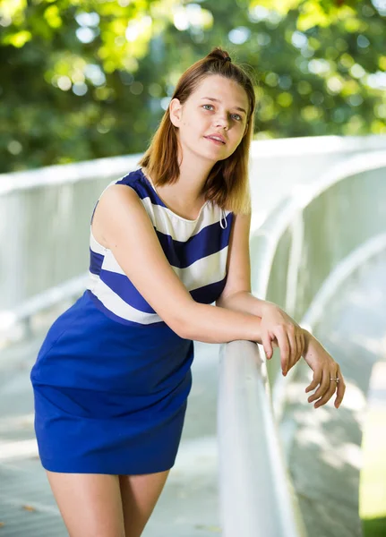 Portrait of girl standing on bridge in summer park — Stock Photo, Image