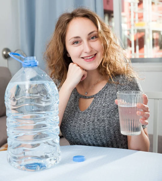 Mujer sosteniendo vaso de agua pura —  Fotos de Stock