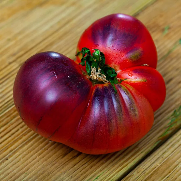 Heirloom nebo hovězí rajče na dřevěném stole — Stock fotografie