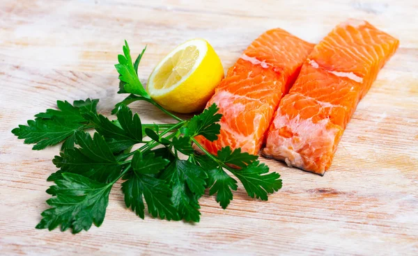 Chuť k syrovému filetu z lososa s citronem a zeleninou — Stock fotografie
