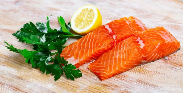 Filé de salmão cru apetitoso com limão e verduras — Fotografia de Stock
