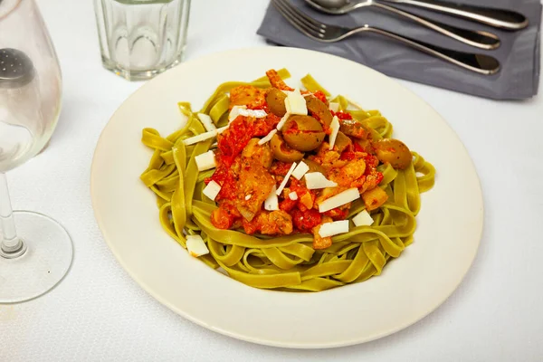 Итальянский шпинат Tagliatelle паста с томатным соусом — стоковое фото
