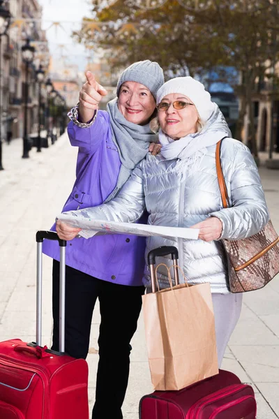 Senior females traveling with city map — Stock Photo, Image