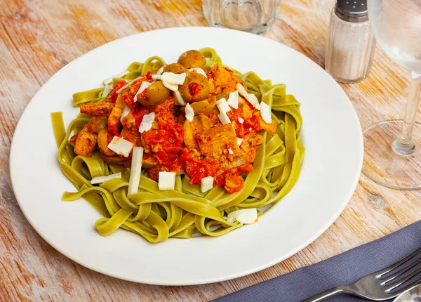 Italiaanse spinazie tagliatelle pasta met tomatensaus — Stockfoto