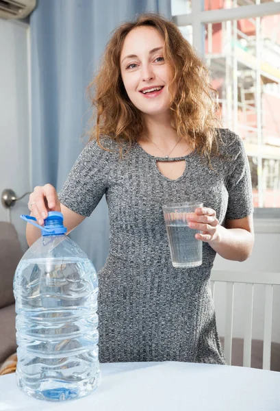 Vrouw met glas zuiver water — Stockfoto