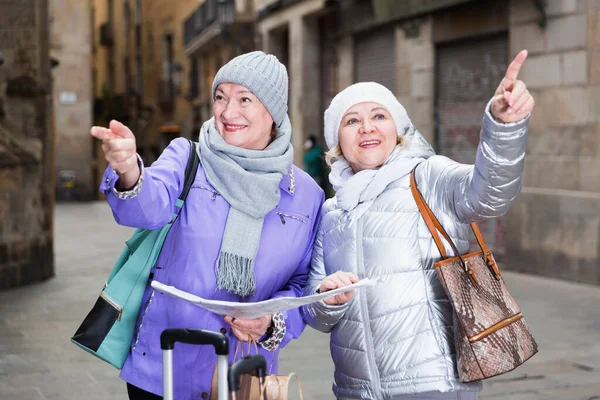 Starsze kobiety podróżujące z mapą miasta — Zdjęcie stockowe