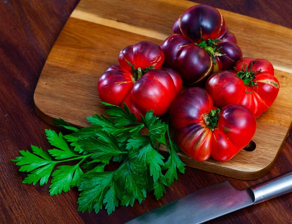 Gros plan sur les tomates brunes fraîches à la surface du bois — Photo