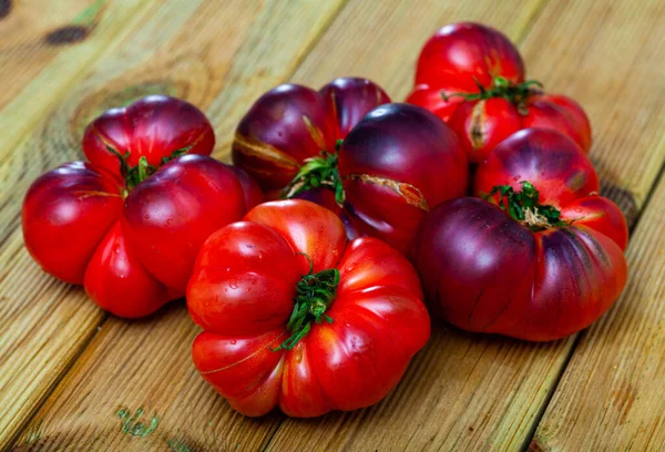 Close-up de tomates castanhos frescos na superfície de madeira — Fotografia de Stock