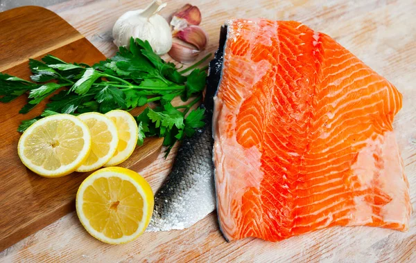 Filé de salmão cru apetitoso com limão e verduras — Fotografia de Stock