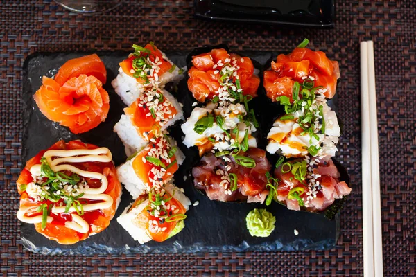 Sushi combinado - gunkan, uramaki, sashimi primer plano. Cocina japonesa —  Fotos de Stock