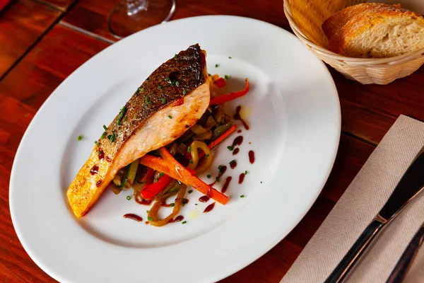 Gegrilde zalm met gebakken groenten — Stockfoto