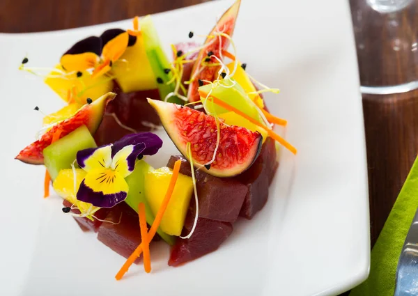 Fresh tuna tartar with figs — Stock Photo, Image