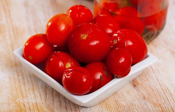 Tomates marinados en plato blanco — Foto de Stock