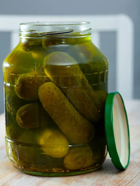 Eingelegte Gurken. Konzept der vegetarischen Ernährung — Stockfoto