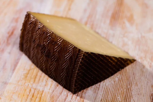 Delicioso queso semiduro sobre mesa de madera —  Fotos de Stock