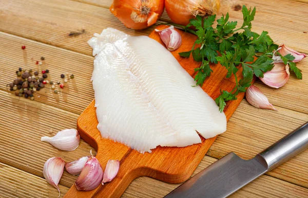 Çiğ halibut fileto sarımsaklı ve yeşillikli. — Stok fotoğraf