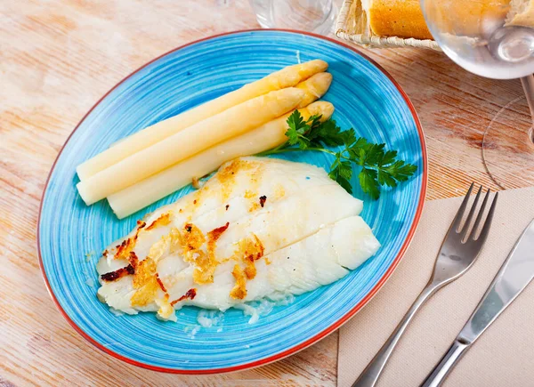 Filet halibuta atlantyckiego pieczony ze szparagami — Zdjęcie stockowe