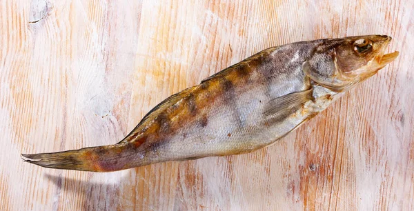 Hel torkad saltad gös fisk på trä bakgrund. Öl mellanmål — Stockfoto