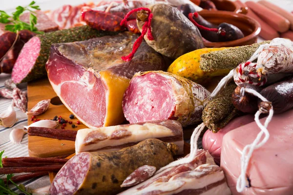 Różnorodność mięsa na stole — Zdjęcie stockowe