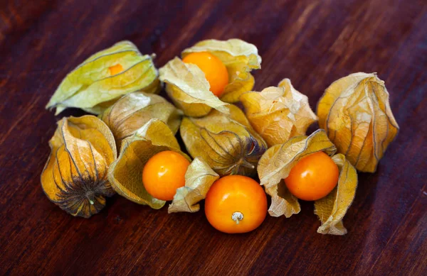 Physalis peruviana Früchte auf Holztisch Nahaufnahme — Stockfoto