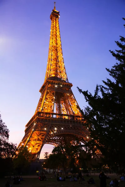 Torre Eiffel no crepúsculo — Fotografia de Stock