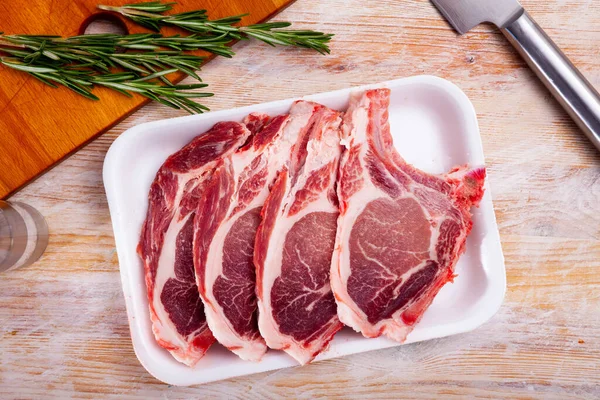 Rohe Schweinekoteletts — Stockfoto