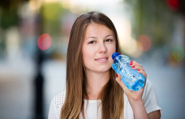 Frau trinkt Wasser aus Flasche — Stockfoto